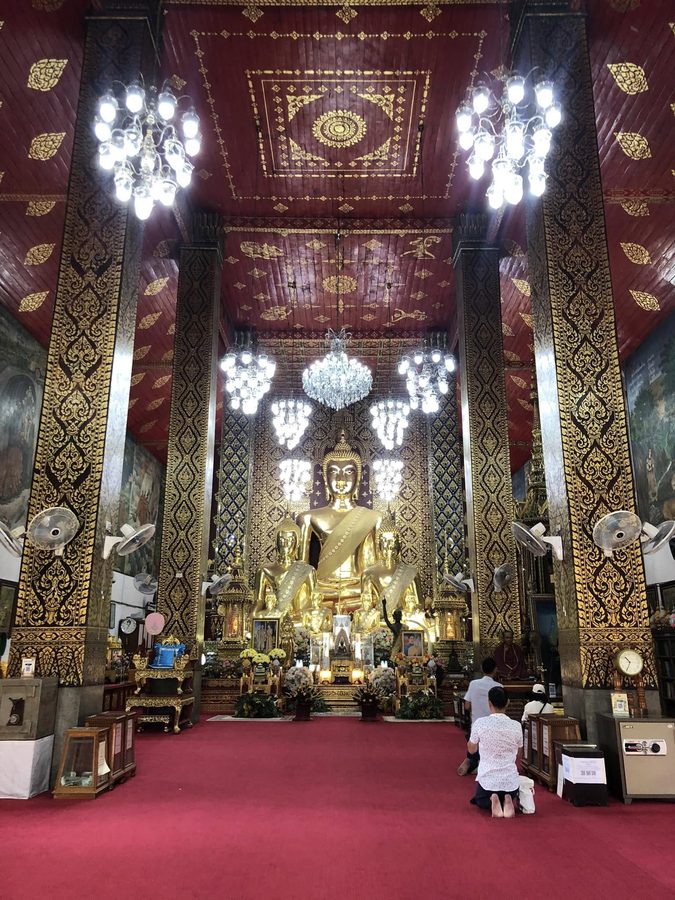 พระประธานภายในวิหารวัดพระธาตุหริภุญชัย