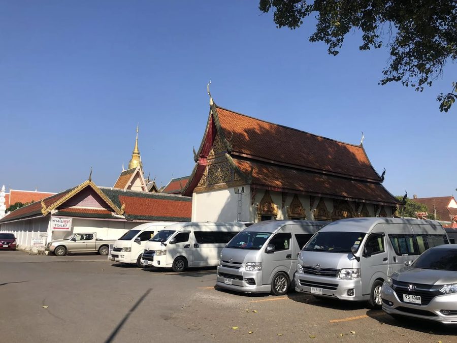 รถตู้ Hill ChiangmaiVan จอดที่วัดพระธาตุหริภุญชัย