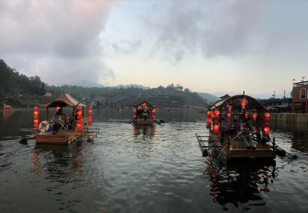 เรือโคมไฟแดงบ้านรักไทย แม่ฮ่องสอน