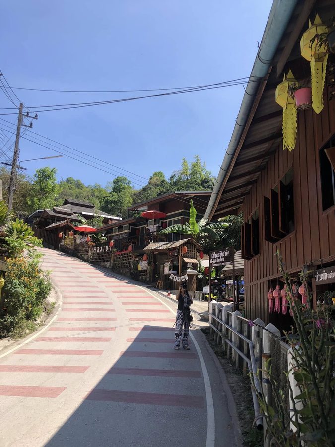 ถนนกลางหมู่บ้านแม่กำปอง สันกำแพง