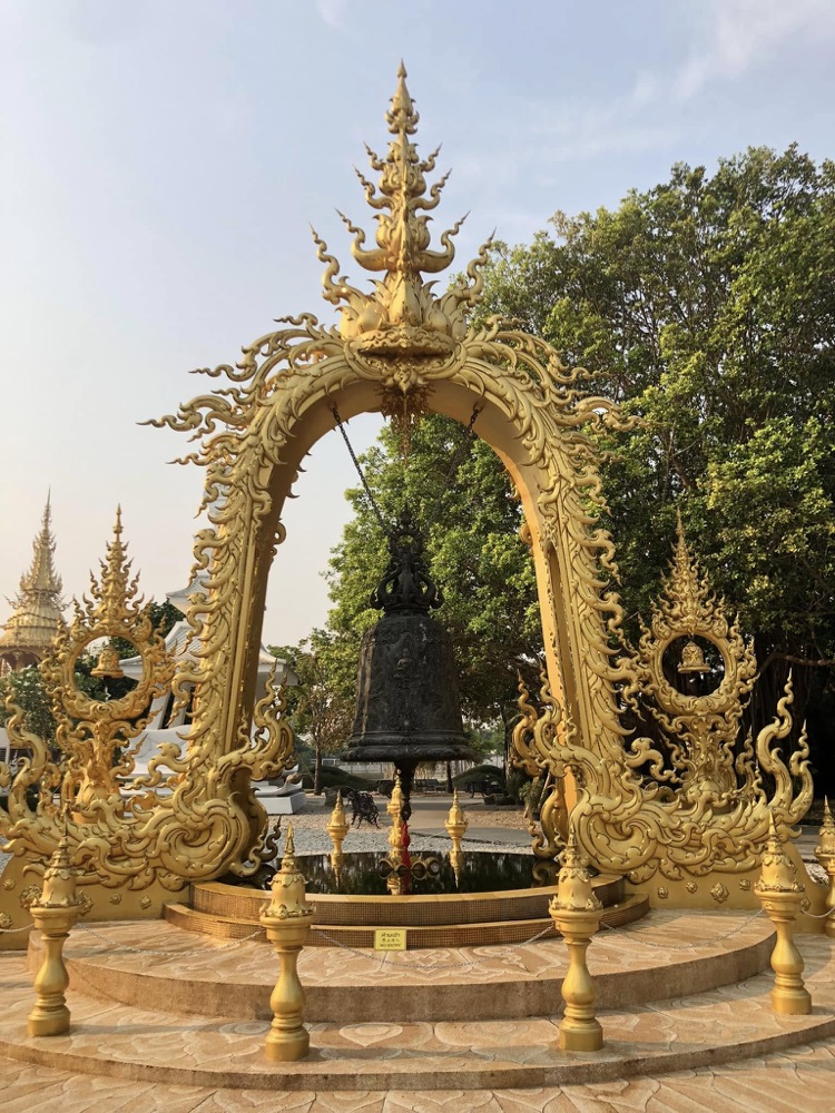 ซุ้มระฆังทองวัดร่องขุ่น