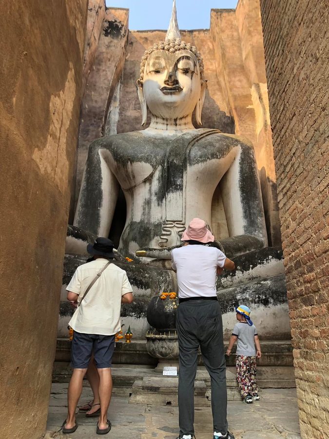นักท่องเที่ยวไหว้พระที่วัดศรีชุม สุโขทัย