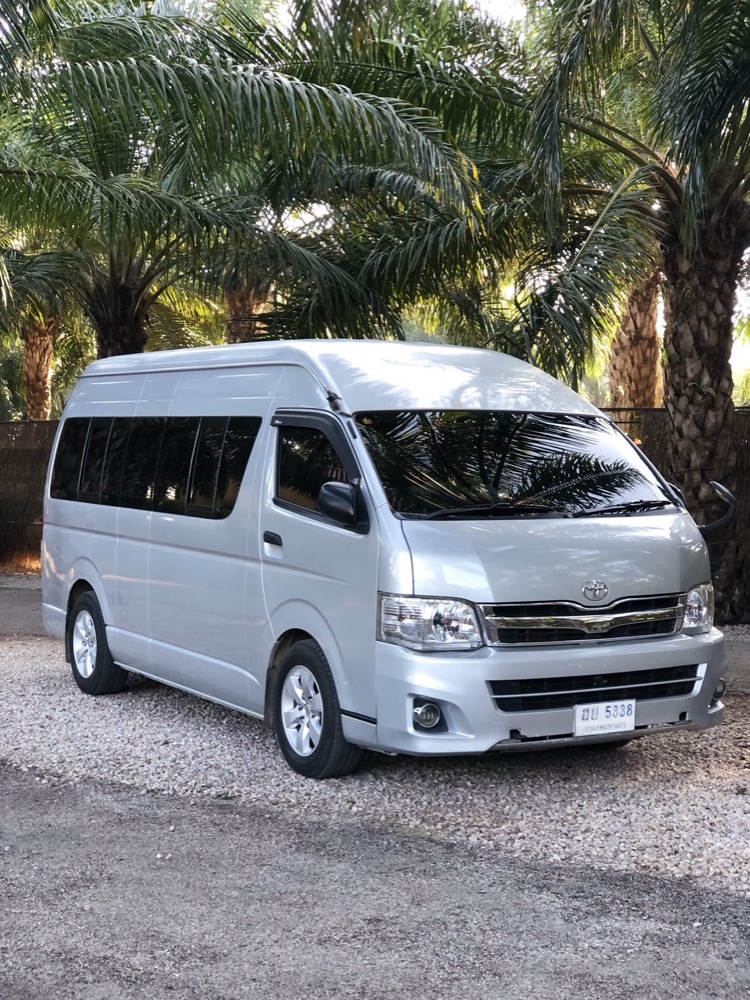 รถตู้ Toyota Hiace Hill ChiangmaiVan จอดพร้อมให้บริการ